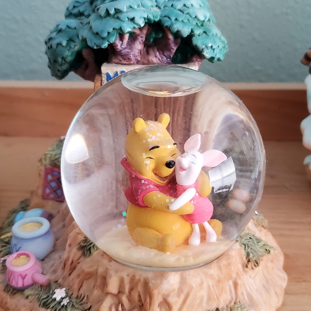 Winnie the pooh snowglobe